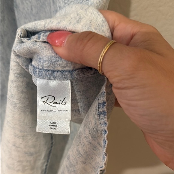 Women's Rails Ruthie Denim Ruffle Sleeve Top Acid Wash Chambray size large - Picture 5 of 8